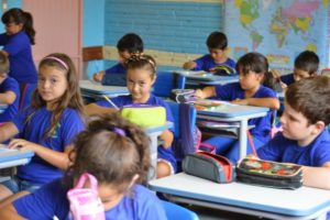 Secretaria de Educação começa a organizar o ano letivo 2021 na rede municipal a imagem mostra crianças na sala de aula