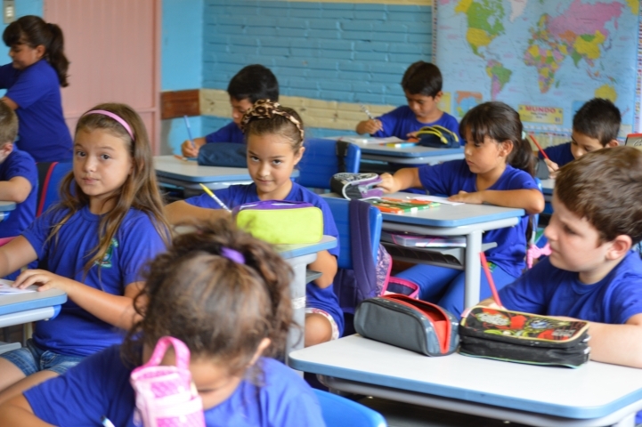 Secretaria de Educação começa a organizar o ano letivo 2021 na rede municipal a imagem mostra crianças na sala de aula