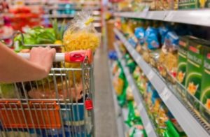 Supermercados pedem que clientes colaborem com protocolos para as compras de fim de ano a imagem mostra uma pessoa fazendo compras