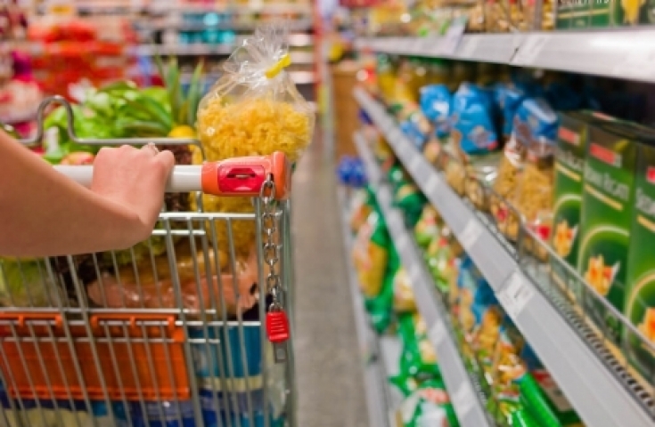 Supermercados pedem que clientes colaborem com protocolos para as compras de fim de ano a imagem mostra uma pessoa fazendo compras