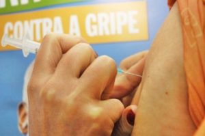 Pessoas com 60 anos ou mais e professores tem até hoje para realizar a vacina contra a gripe
