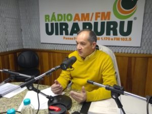 Prefeito Luciano sentado no estúdio da Rádio Uirapuru para mostrar que Contas do prefeito Luciano serão votadas na próxima semana