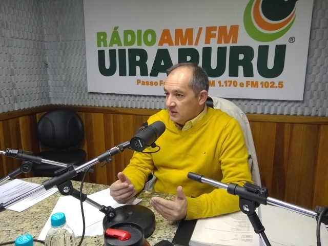 Prefeito Luciano sentado no estúdio da Rádio Uirapuru para mostrar que Contas do prefeito Luciano serão votadas na próxima semana