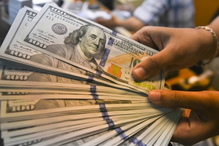 Reflexos da baixa do dólar demorarão para chegar ao consumidor final, avalia economista