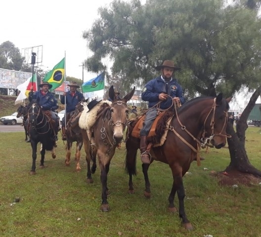 Cavaleiros do Planalto Médio iniciam cavalgada para buscar a Chama Crioula