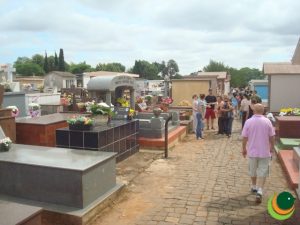 Aglomerações devem ser evitadas ao visitar cemitérios durante o finados a imagem mostra um cemitério