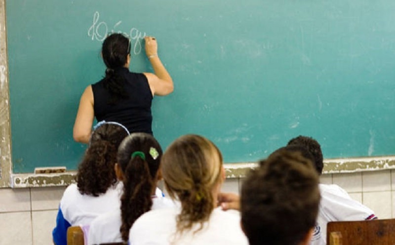 CPERS diz que volta ao trabalho de professores com mais de 60 anos é irresponsável a imagem mostra um professor em sala de aula