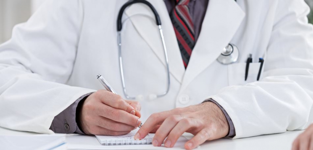 Dia do Médico: 2020 trouxe os maiores desafios para a profissão a imagem mostra um médico no consultório