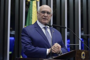 Lasier Martins quer proibir a indicação de parentes para suplência no senado a imagem mostra o senador Lasier Martins