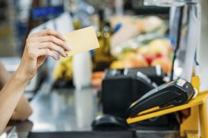 Consumidores vão aproveitar a Black Friday para adiantar compras de natal, avalia Sindilojas