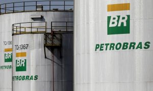 Cenário internacional é de queda nos preços dos combustíveis, mas Petrobras descarta mexer nos valores