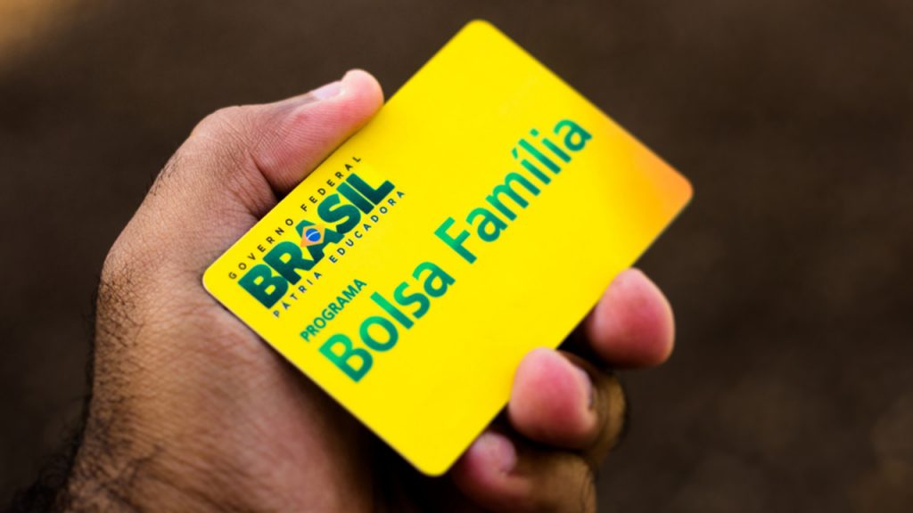 Beneficiários do Bolsa Família precisam manter filhos na escola com frequência mínima para evitar bloqueios, alerta secretário