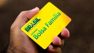 Beneficiários do Bolsa Família precisam manter filhos na escola com frequência mínima para evitar bloqueios, alerta secretário