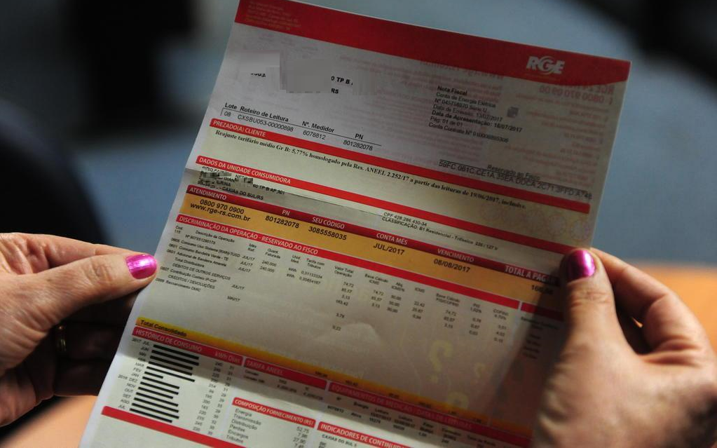 Consumidor deve evitar atrasos nas contas de água e luz, pois renegociação incide em altos juros