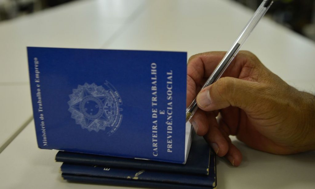 Para facilitar inserção no mercado, carteira de trabalho não será mais exigida para estrangeiros