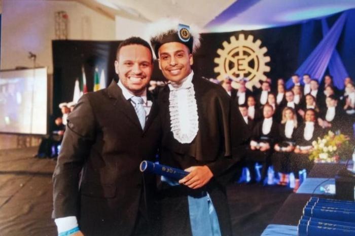 Gustavo (E) ao lado de seu irmão gêmeo, Guilherme, ao entregar diploma de engenheiro eletricista durante a formatura