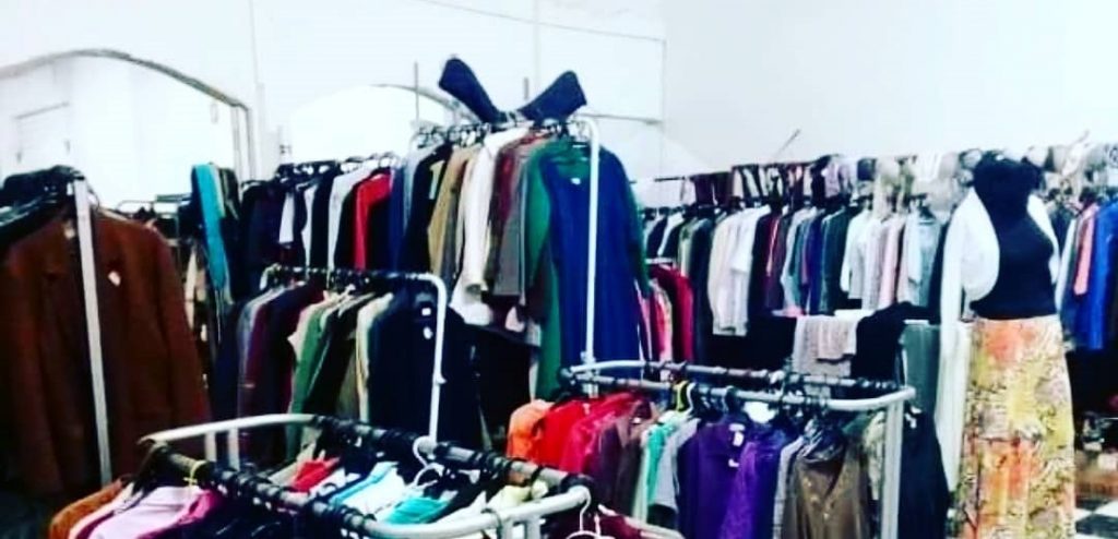 Brasil Sem Frestas realiza brechó com diversas promoções pensando nos dias mais frios