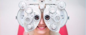 Dia mundial da visão: médico ressalta cuidados com os olhos a imagem mostra uma pessoa realizando um exame de visão