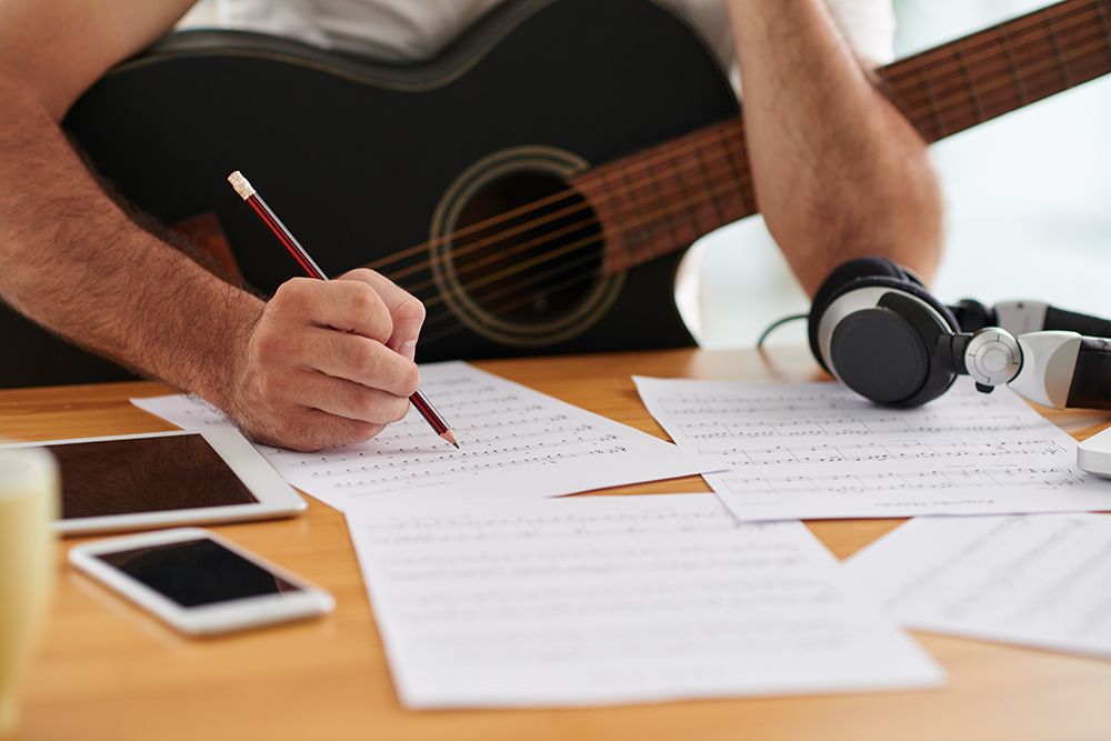 Dia do compositor: profissional avalia atual cenário da música a imagem mostra um músico compondo uma canção