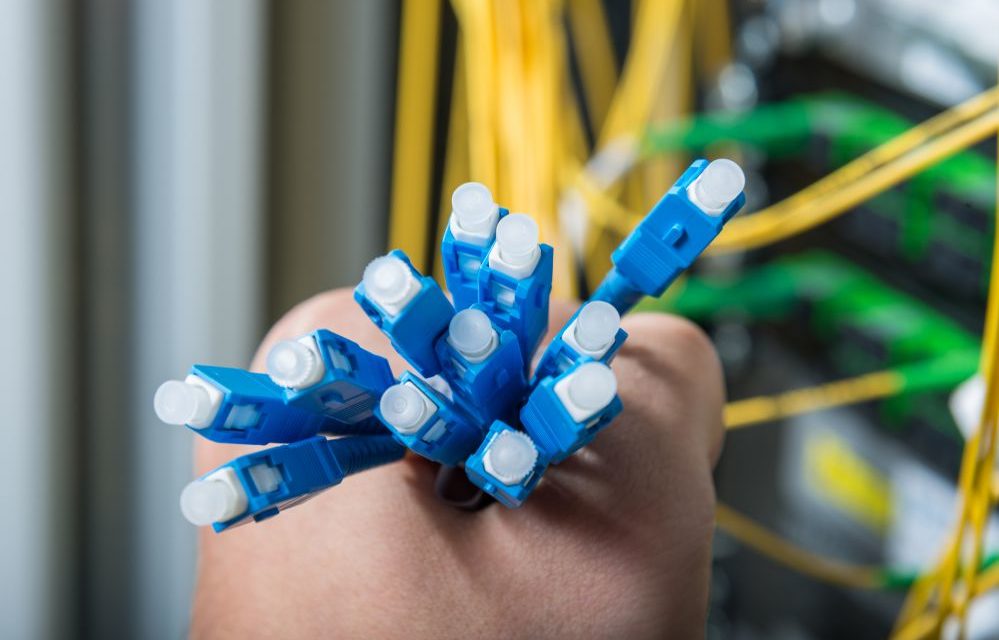Internet fibra óptica deve chegar ao interior até fevereiro a imagem mostra cabos de fibra óptica