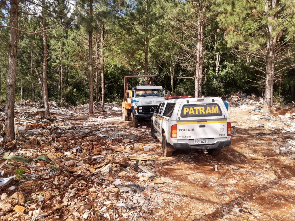 Descarte de entulho em local irregular pode levar a até cinco anos de cadeia a imagem mostra um flagrante de descarte irregular
