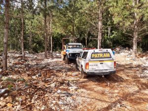 Descarte de entulho em local irregular pode levar a até cinco anos de cadeia a imagem mostra um flagrante de descarte irregular