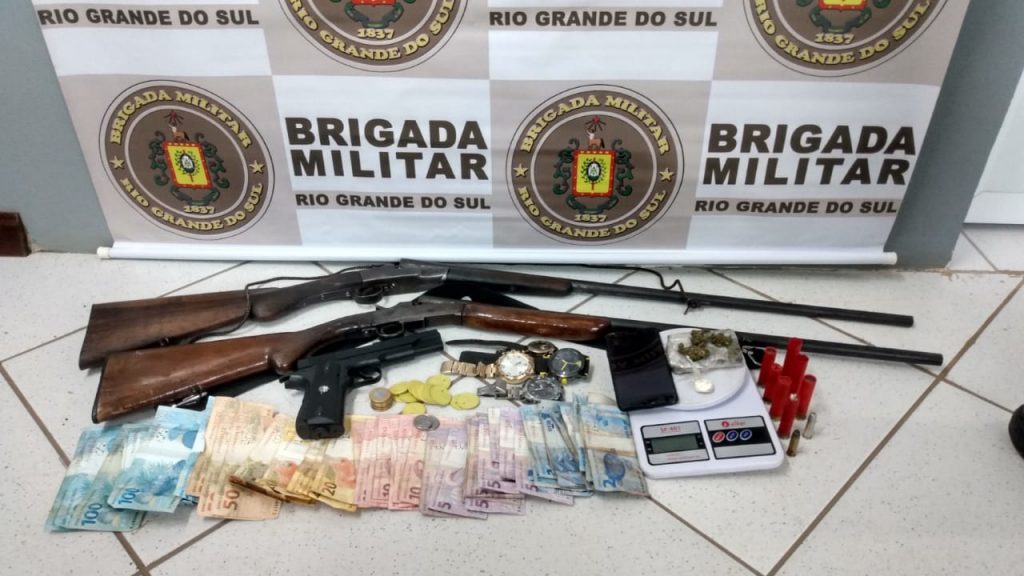 Casal é preso por tráfico e porte ilegal de arma de fogo em Carazinho