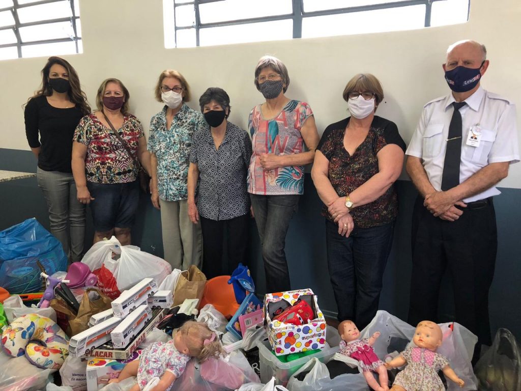 Passo Fundo Shopping realiza primeira doação da campanha "Juntos pela Vida" a imagem mostra o momento da doação