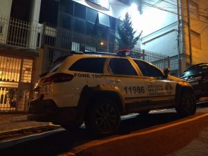 Ladrão quebra o pé ao tentar fugir da BM em Passo Fundo