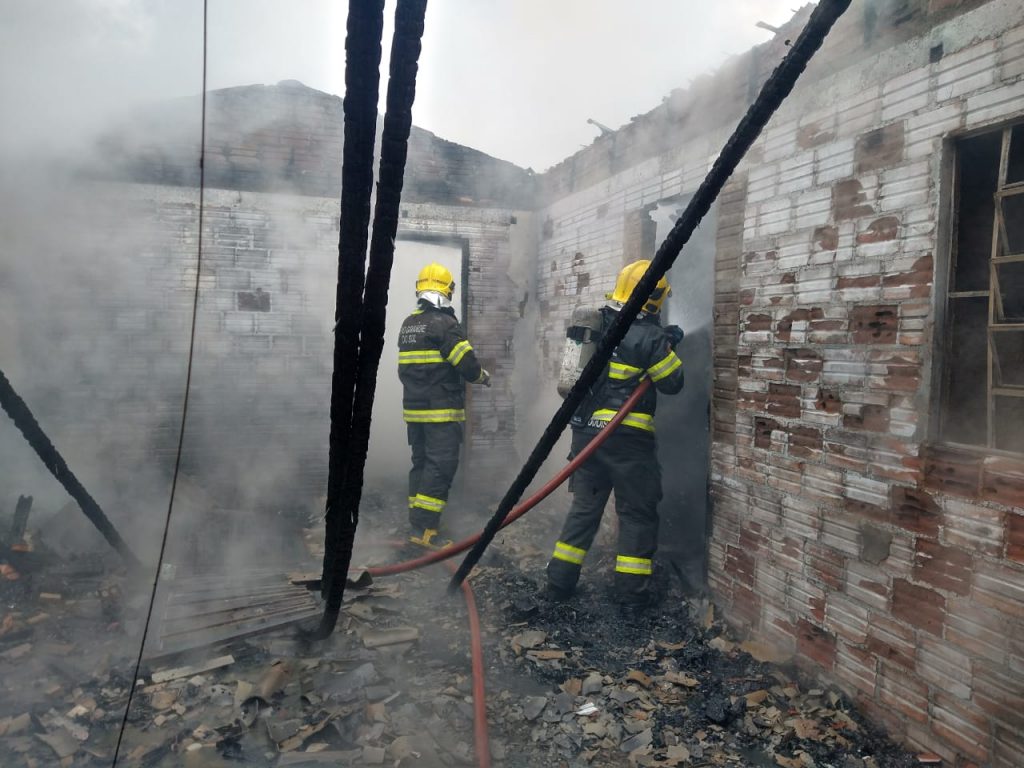 Residência é destruída pelas chamas no bairro José Alexandre Zachia
