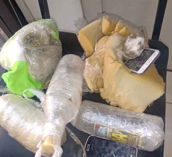 Arremessadores são presos com cachaça, celulares e drogas próximo ao presídio