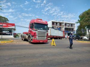 Carreta arranca fios e causa transtornos na Avenida Brasil