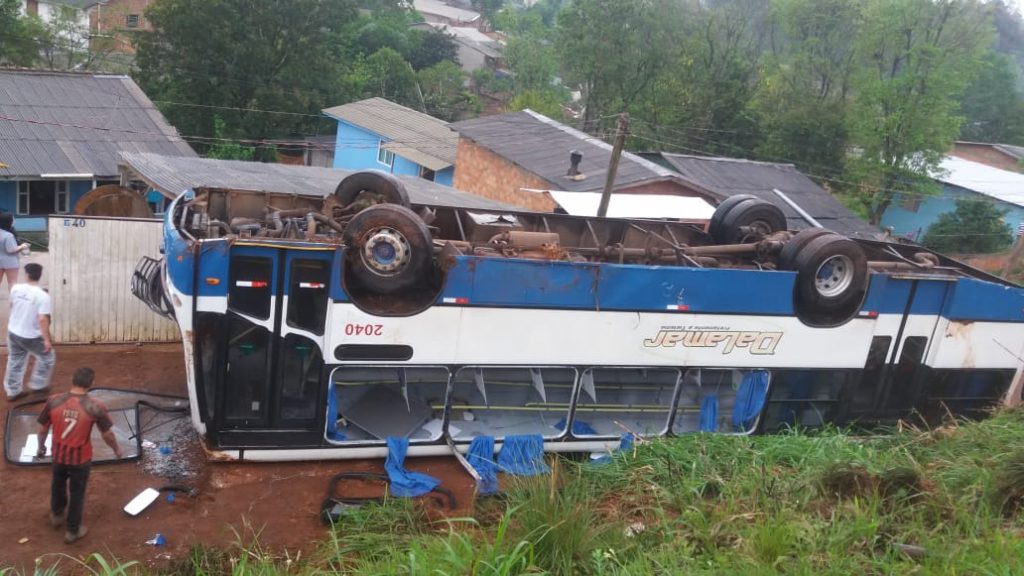 Ônibus capota e deixa oito feridos na ERS-324 em Passo Fundo