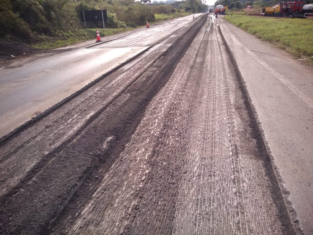 PRF pede que motoristas tenham cuidado no trecho em obras da BR-285 a imagem mostra a rodovia em obras