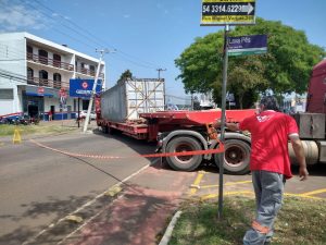 GPS está mandando caminhões para o centro da cidade, diz secretário a imagem mostra uma carreta que arrancou a fiação