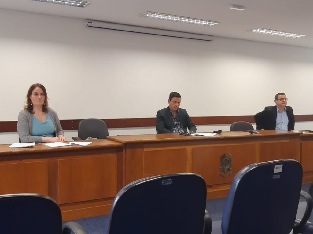 Juiza eleitoral Rossana Gelain ao lado dos promotores para falar Fake News são o principal desafio desta eleição, diz juíza