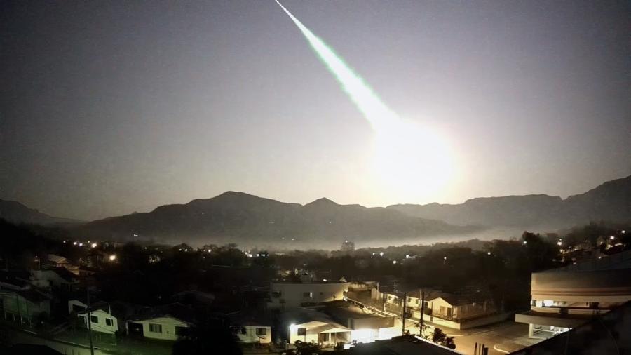 Luminosidade forte no céu para mostrar Meteoro visto no Estado explodiu antes de chegar ao solo, diz geólogo