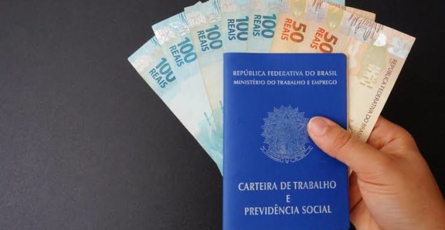 Prorrogação do seguro-desemprego ainda não foi definida a imagem mostra uma carteira de trabalho e dinheiro