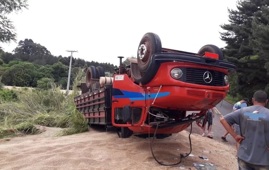 Caminhão tomba na RS 324 em Ronda Alta