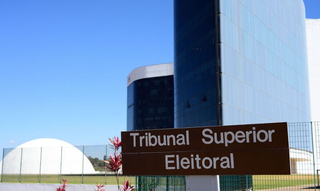 Fachada do tribunal para mostrar que o TSE permite que candidato impulsione link usando nome de adversário