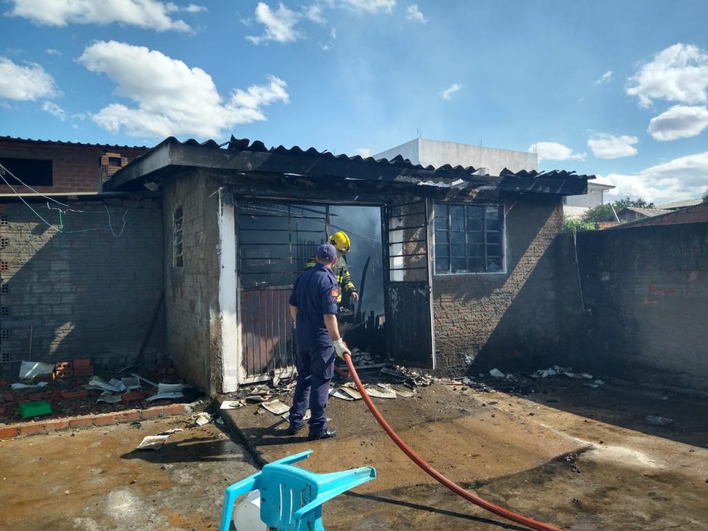 Bombeiros combatem incêndio criminoso na Donária a imagem mostra a casa pegando fogo