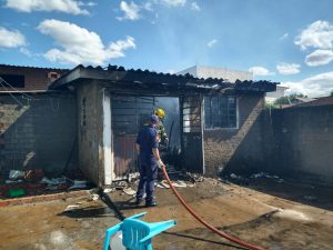 Bombeiros combatem incêndio criminoso na Donária a imagem mostra a casa pegando fogo