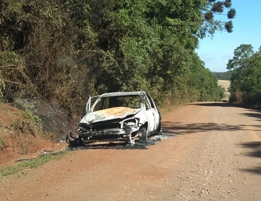 Veículo furtado é encontrado queimado na estrada do Capingui