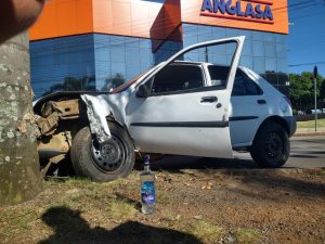 Jovens embriagados se envolvem em acidente no bairro Petrópolis a imagem mostra o carro acidentado