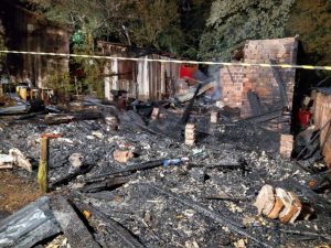 Polícia investiga possibilidade de facções criminosas estarem atuando em Passo Fundo a imagem mostra uma casa que foi incendiada por criminosos