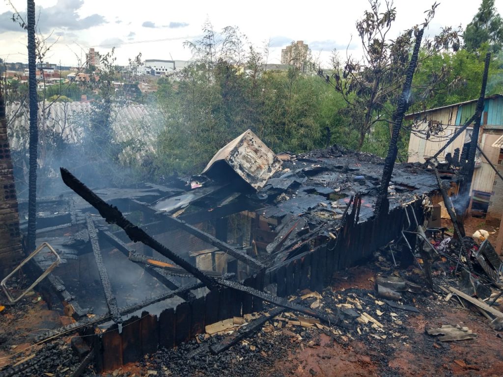 Incêndio destrói residência no bairro Vera Cruz