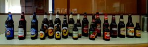 Consumidor deve comprar embalagens retornáveis para evitar falta de cerveja a imagem mostra embalagens retornáveis de cerveja