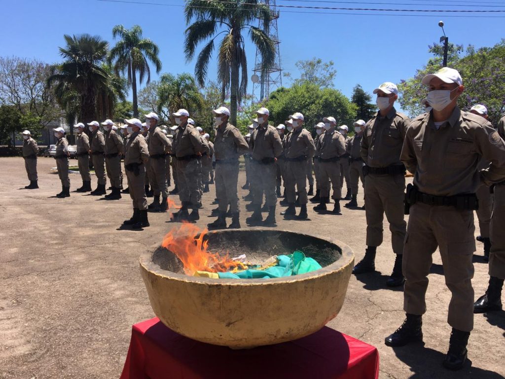 Cerimônia da queima da bandeira chama atenção para resgate do patriotismo