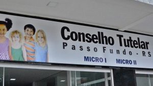 Conselheiro tutelar destaca importância da comunidade pedir identificação dos profissionais para evitar golpes