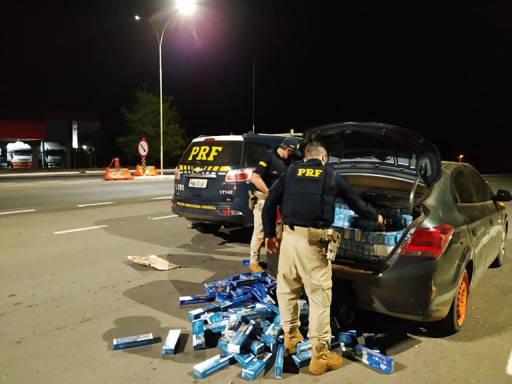 PRF apreende carro clonado com 85 mil reais em cigarros contrabandeados em Passo Fundo